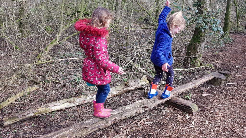 kinderen in het bos natuurspeeltuin boerderij het geertje