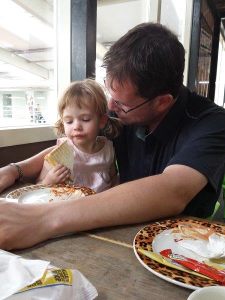 landgoed hoenderdaell horeca tosti eten meisje papa vader kind