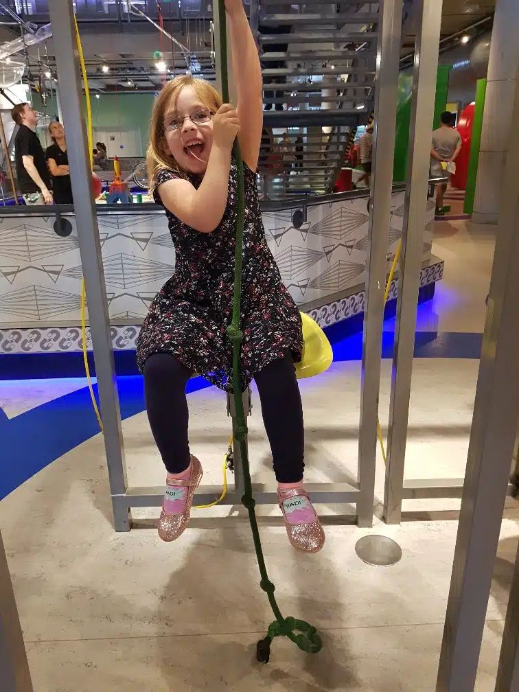 kind in speeltuin hangen touw