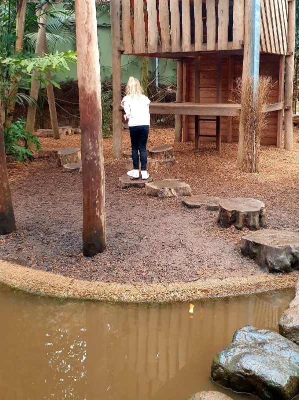 stapstenen binnenspeeltuin speeltuin kind meisje water waterspeeltuin