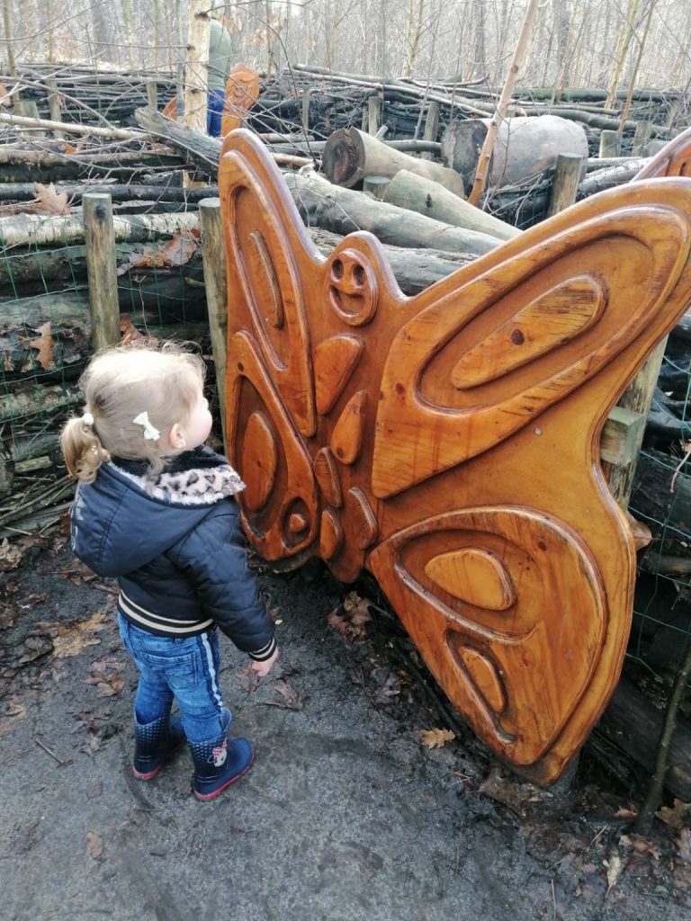 meisje met houten vlinder
