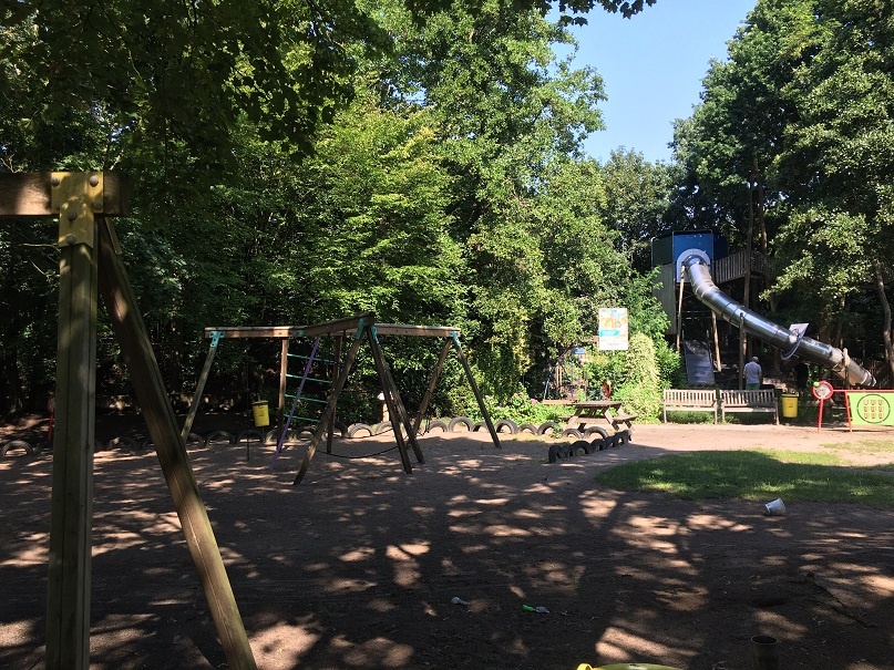 speeltuin glijbaan schommel schaduw bos