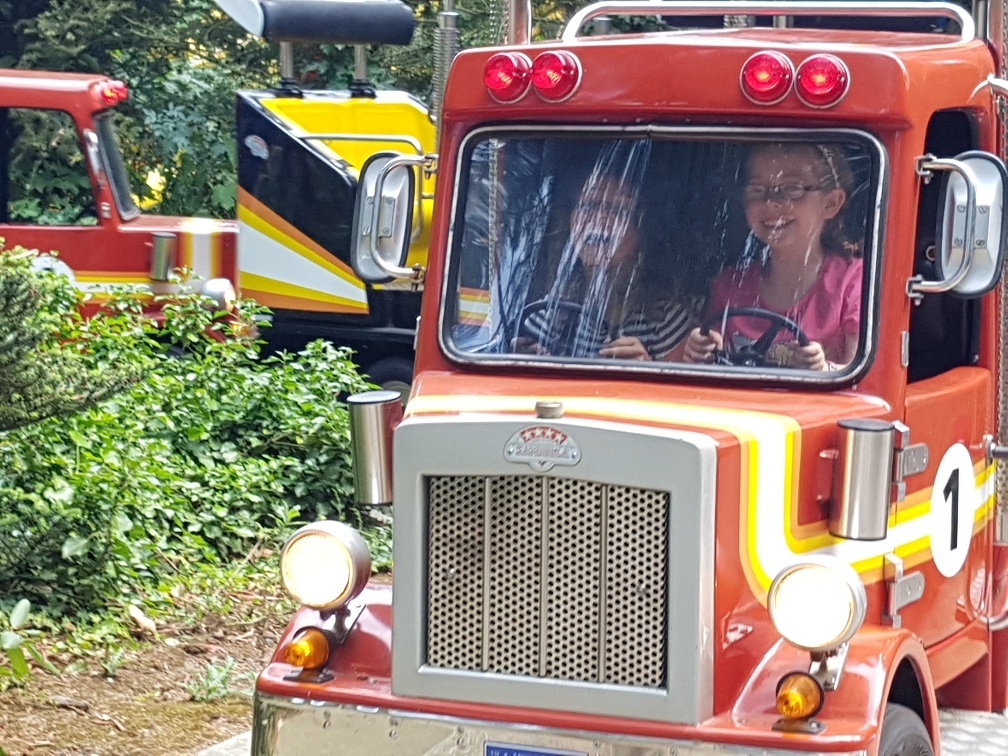 meisje in vrachtwagen auto