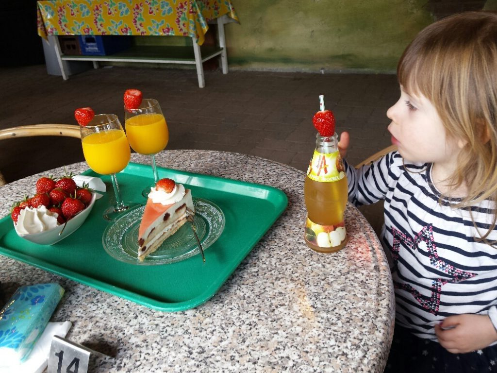 meisje met appelsap aardbeien aardbei aardbeientaart 