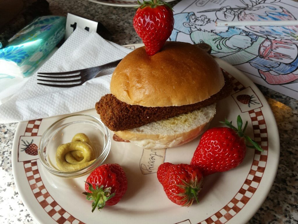 broodje kroket met aardbeien