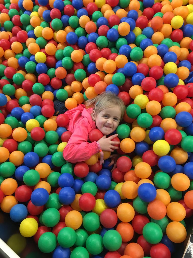 duinrell met peuter kleuter kind meisje in ballenbak gekleurde ballen