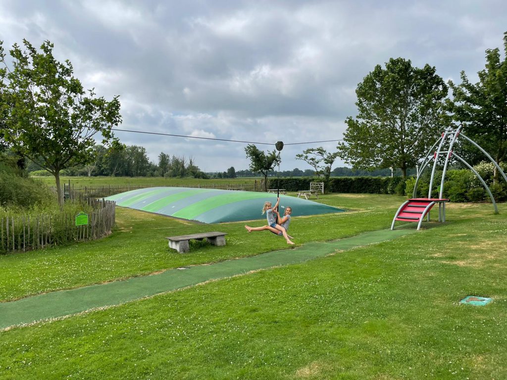 buitenspeeltuin met airtrampoline