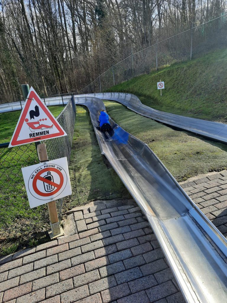 rodelbaan valkenburg kind in glijbaan berg